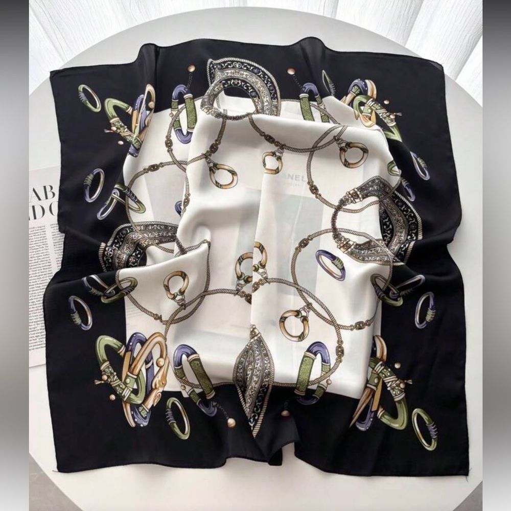 Elegant Black and White Scarf S69